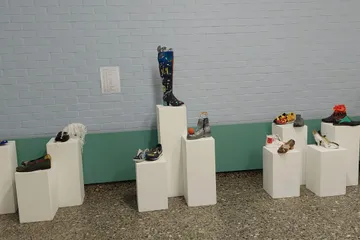 Ausstellung im Rahmen eines Kunstprojektes zum Thema "(Kunst)Geschichte des Schuhs"