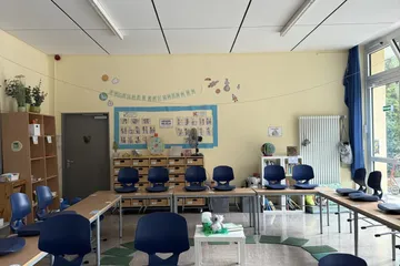 Ein Klassenraum des 1. Jahrganges mit Bestuhlung