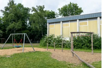 Mehrere Spielgeräte auf dem hinteren Schulhof