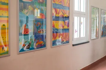 Flur im Gebäude der Schule mit bunten Bildern