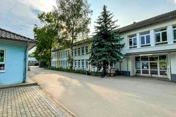 Das Schulgebäude OGS Schulhof