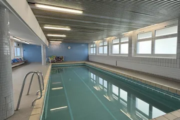 Die Schwimmhalle mit Lernschwimmbecken