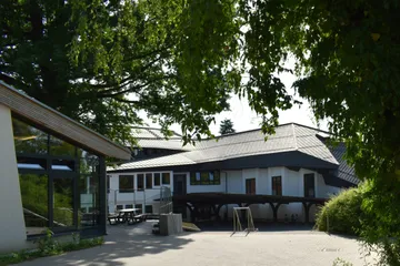 Das Hauptgebäude und die Mensa