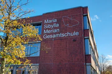 Schullogo aus Aluminium am A-Trakt außen