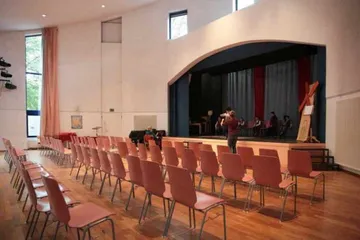 Die leere Aula mit Blick auf die Bühne