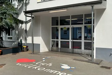 Eingang der Schule