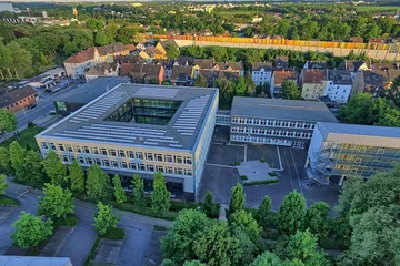 Blick auf die Schule und den unteren Schulhof